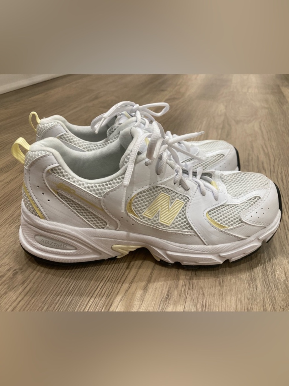 New Balance 530 running sneakers White with Pale Yellow Accents size 7
